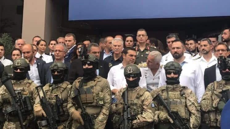 Η επική φωτογραφία Τσίπρα με τα ΕΚΑΜ στη ΔΕΘ που έγινε θρύλος στα social media